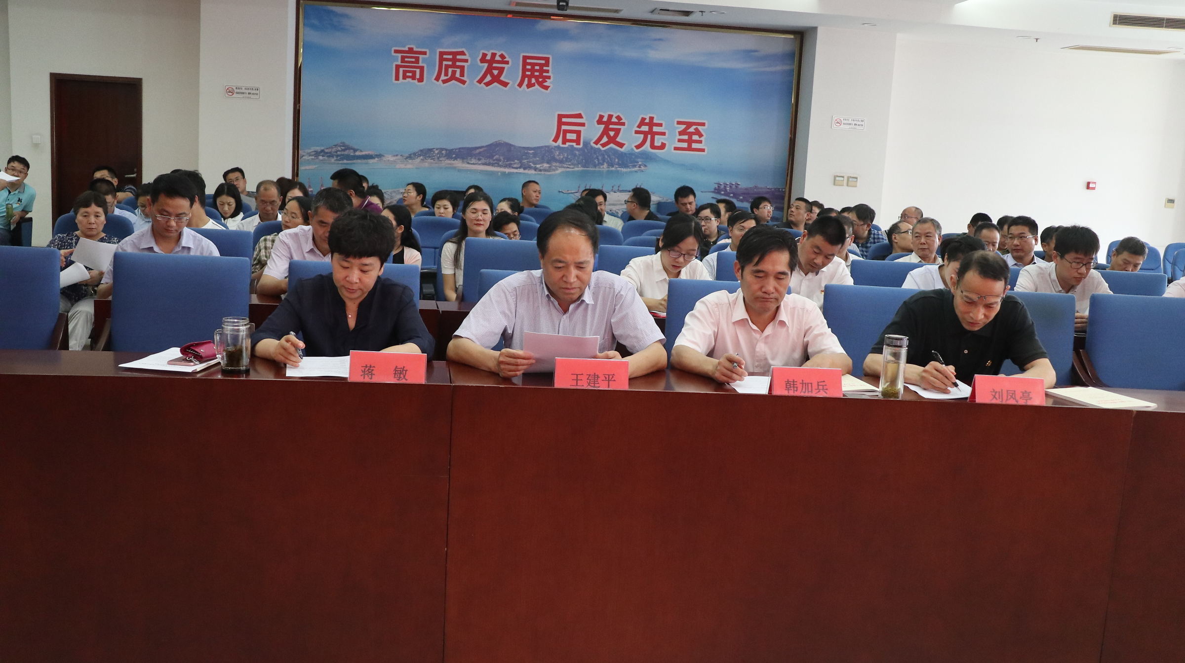 党建知识竞赛答题中.jpg